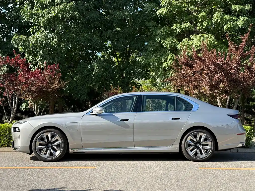 BMW i7 — миниатюра 3