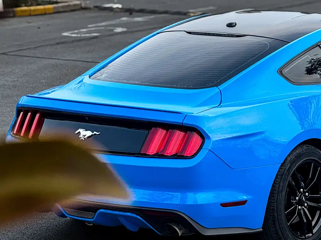 FORD MUSTANG