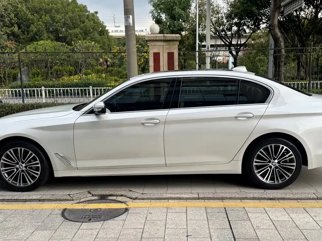 BMW 5 Series — миниатюра 7