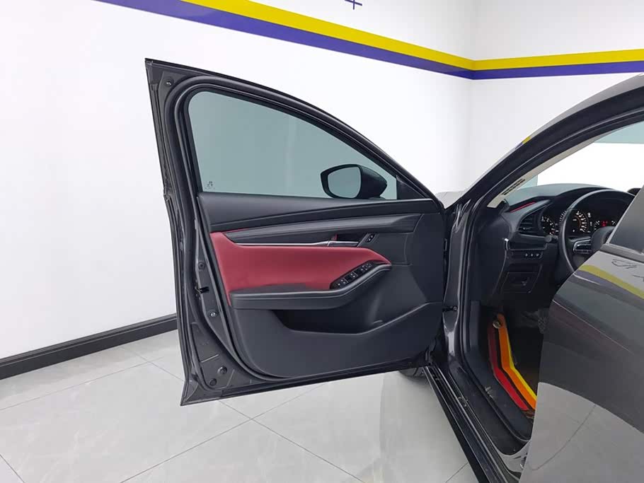 Mazda Mazda3 Axela 2.0 л 2025 г. Серебристо-серый, пробег 36000 км