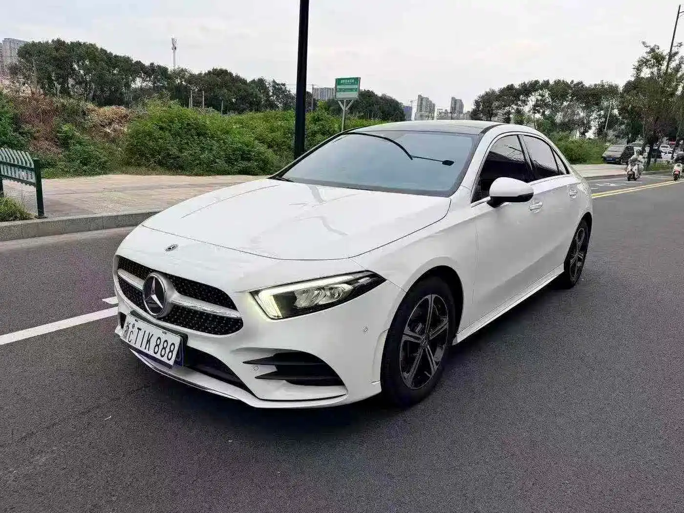 奔驰A级 2023款 A 200 L 动感型 2022