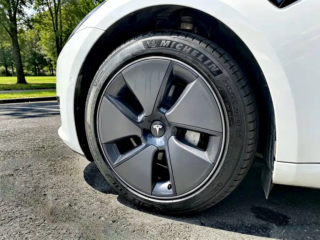 Tesla Model 3 — миниатюра 7