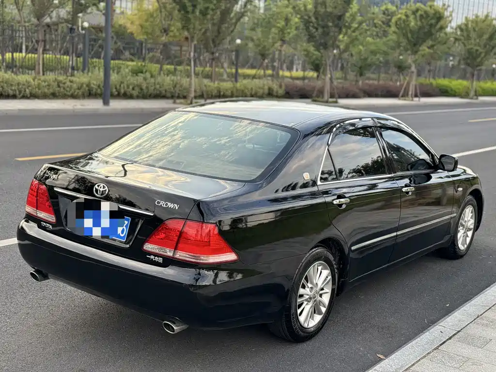 Toyota Crown — миниатюра 3