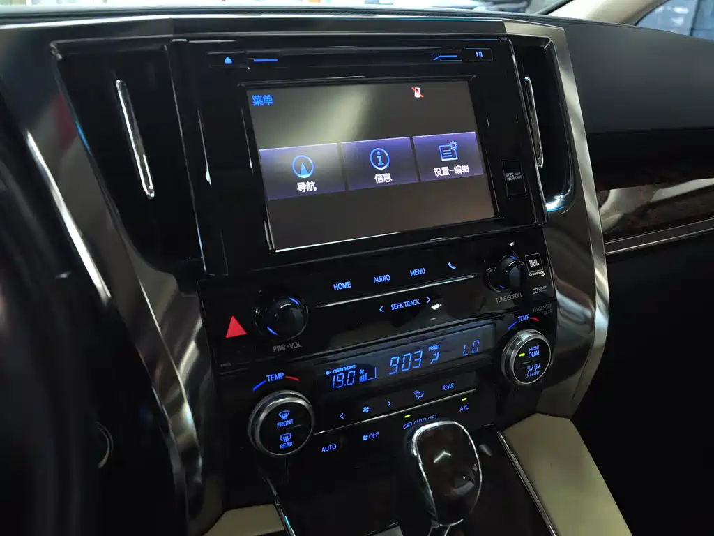 Toyota Alphard — миниатюра 11