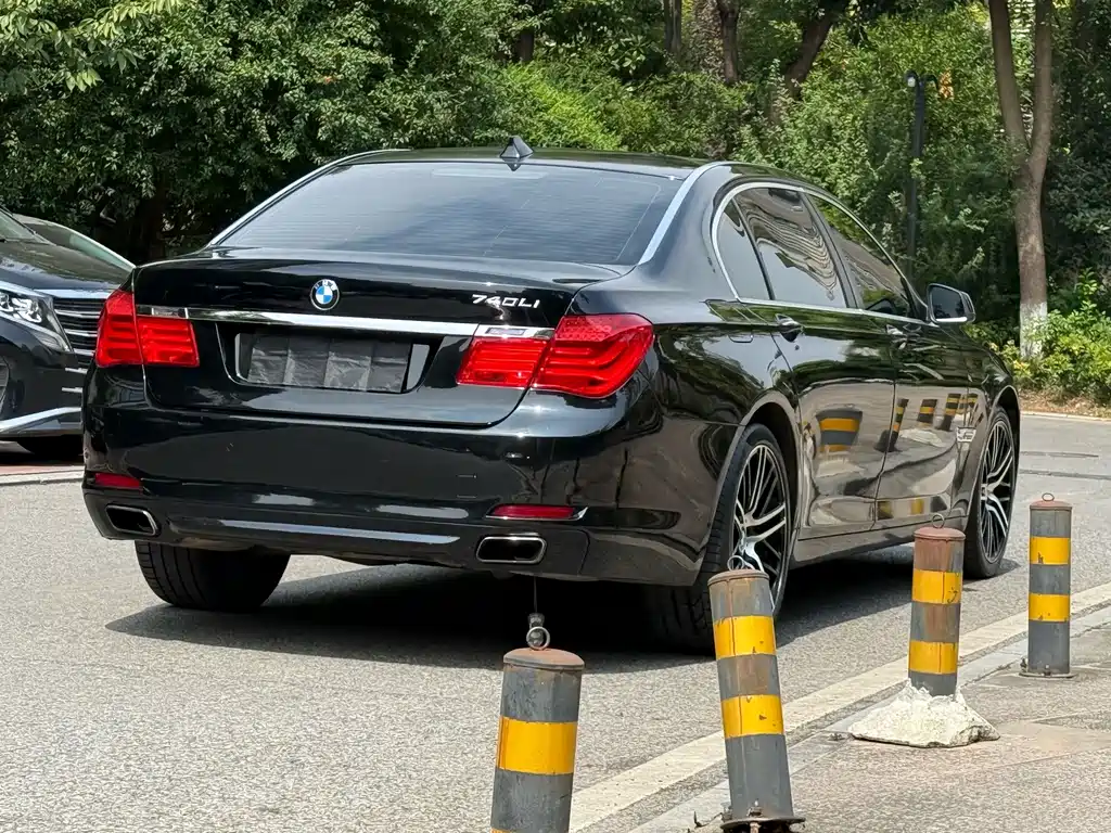 BMW 7 Series — миниатюра 5