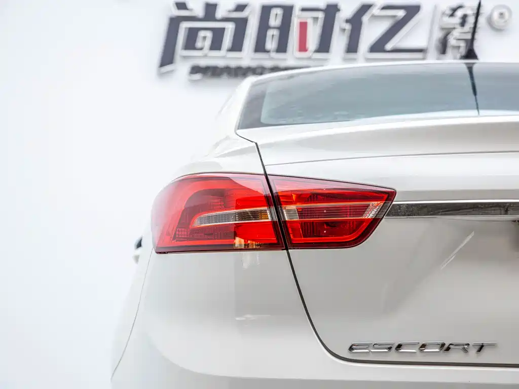 Ford Escort 2015 1.5L AT Fashion