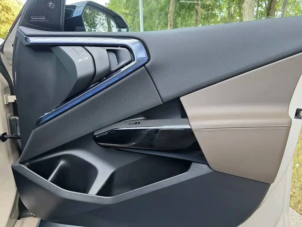 BMW X3 M50 — миниатюра 10