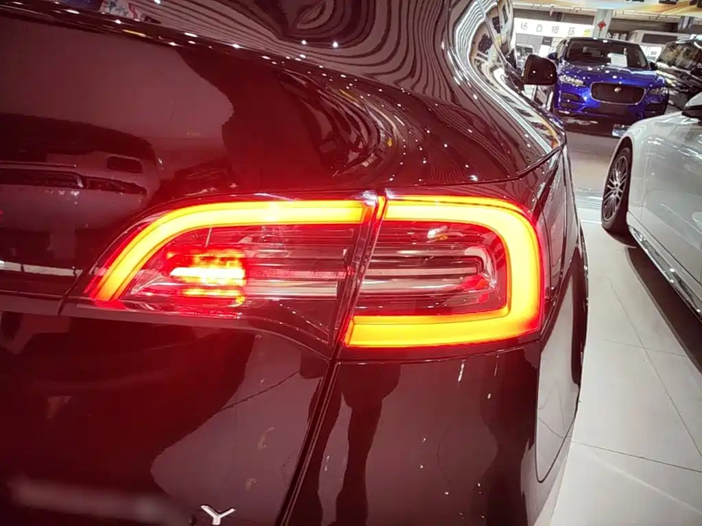 Tesla Model Y — миниатюра 8