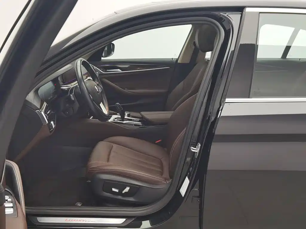 BMW 5 Series — миниатюра 10