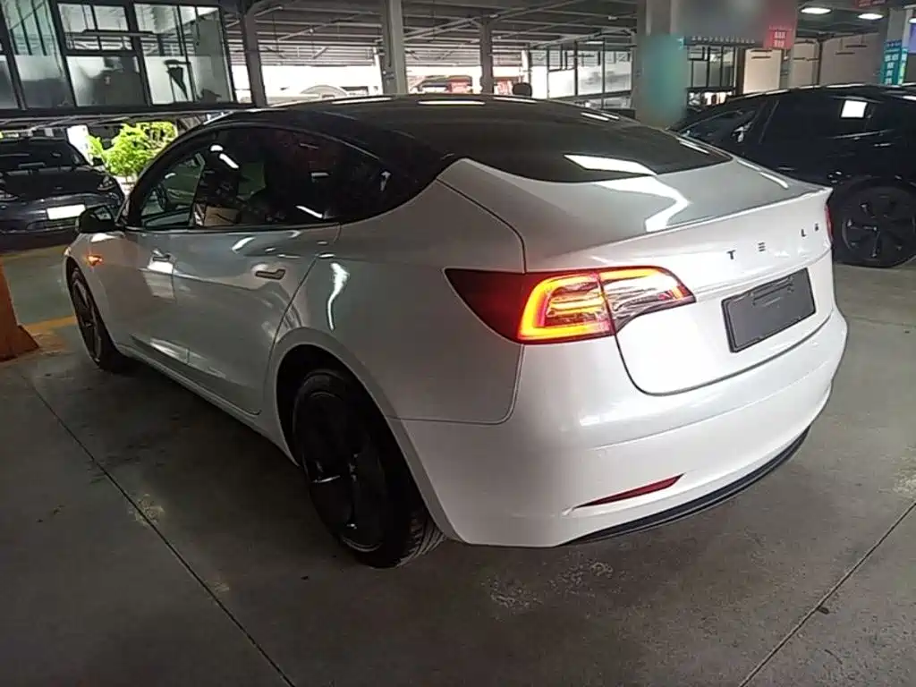 Tesla Model 3 — миниатюра 5