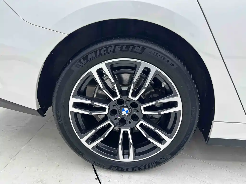 BMW 5 Series — миниатюра 10