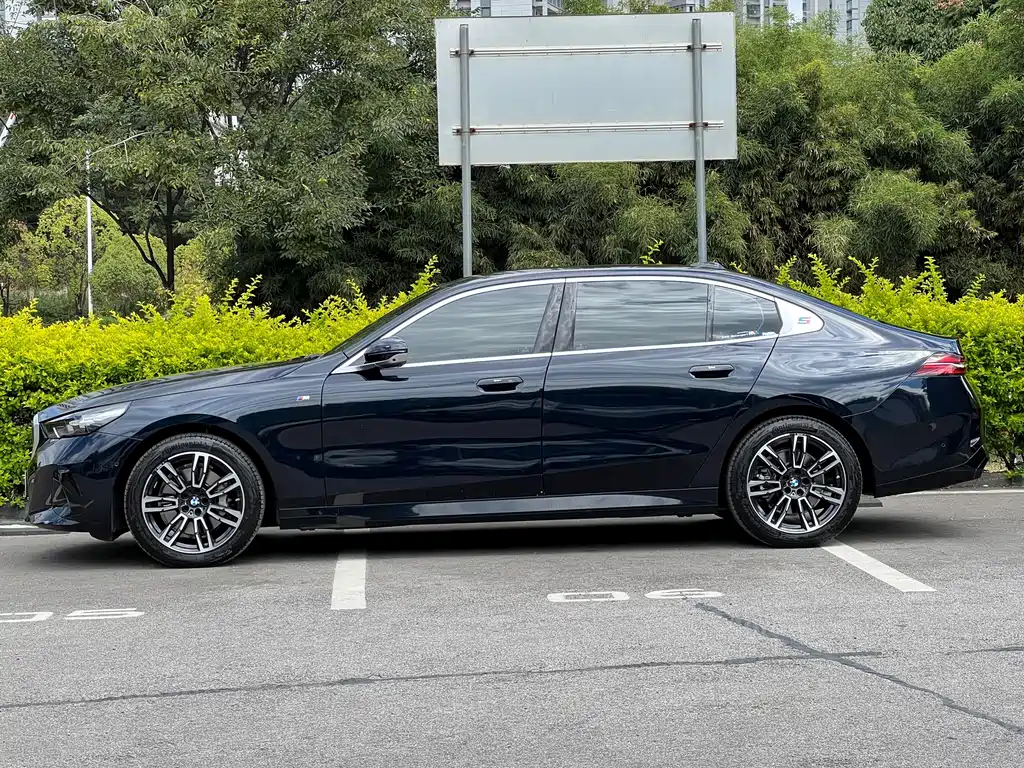 BMW 5 Series — миниатюра 9