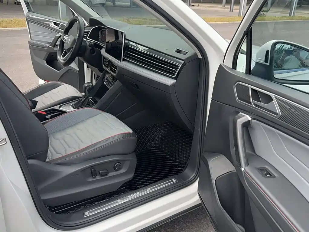 Volkswagen Tiguan L PHEV — миниатюра 23