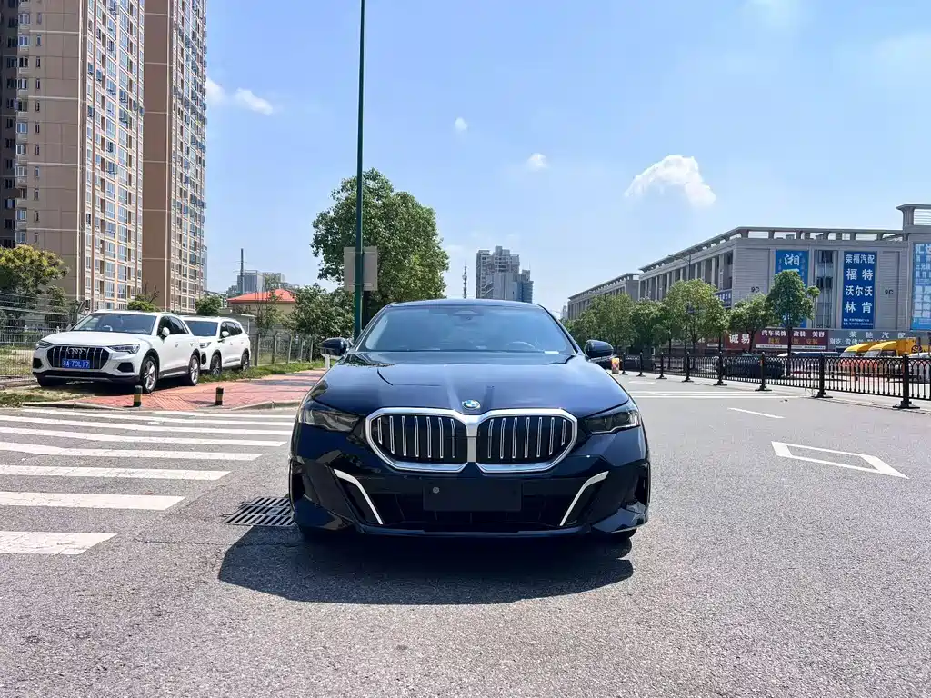 BMW 5 Series — миниатюра 2