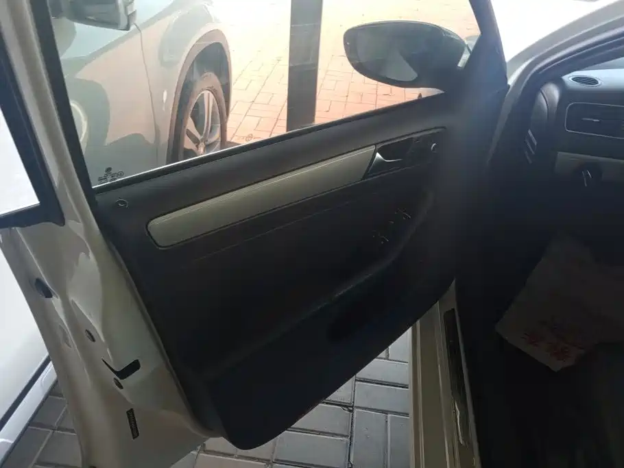 Volkswagen Sagitar — миниатюра 7