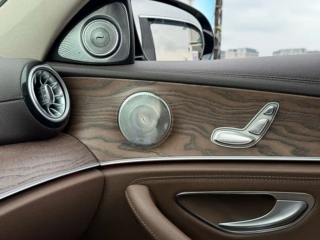 Mercedes-Benz E-Class — миниатюра 16