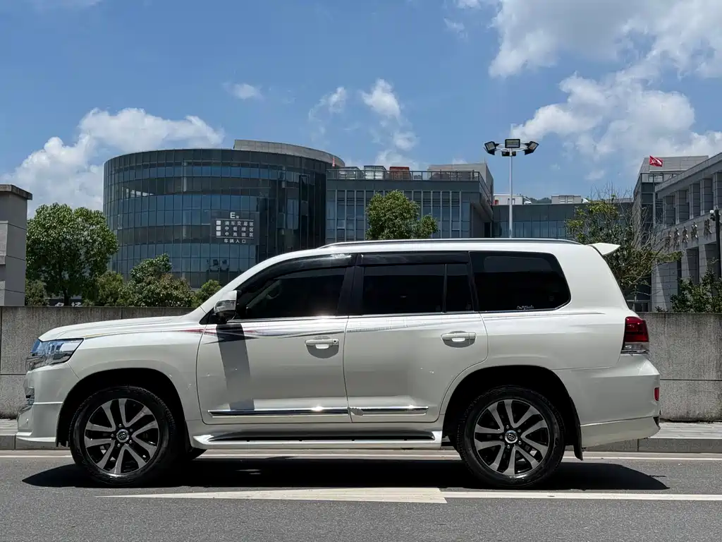 Toyota Land Cruiser 2019 5.7L AT