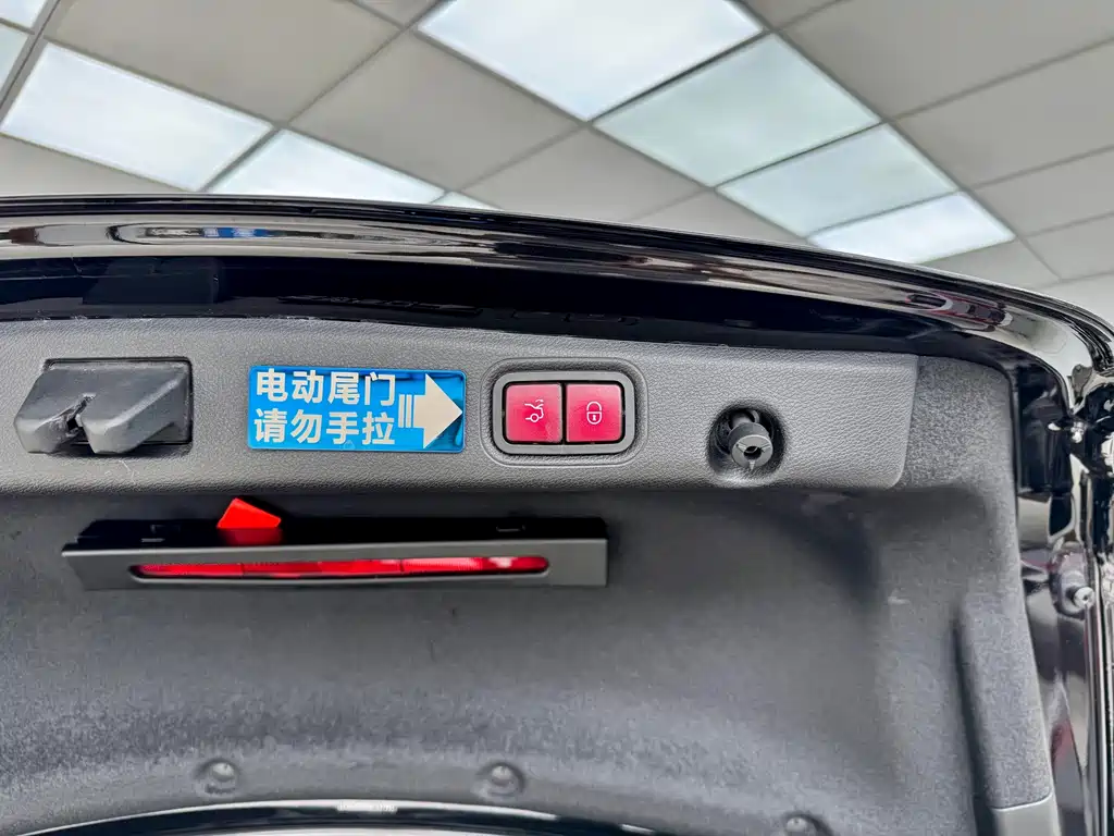 Mercedes-Benz E-Class — миниатюра 24
