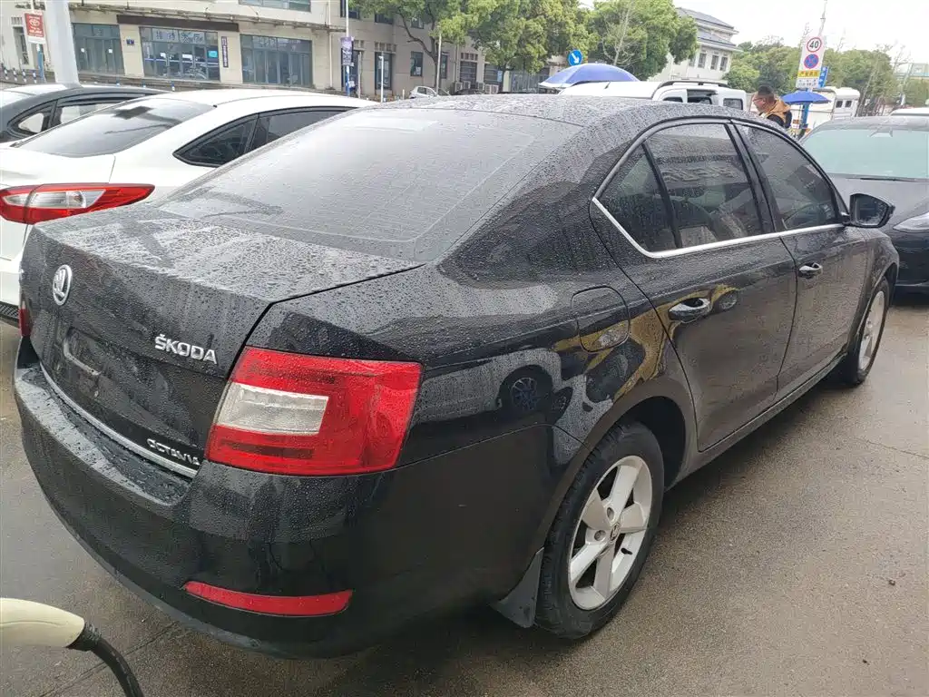 Skoda Octavia 2015 1.6L MT