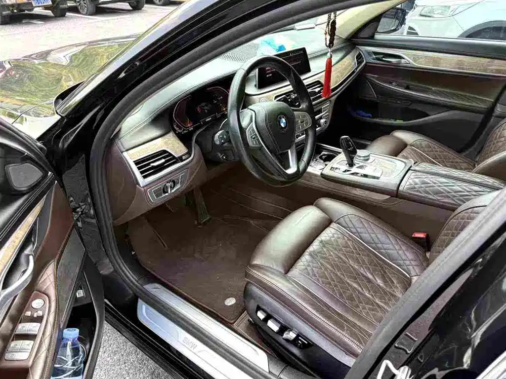 BMW 7 Series — миниатюра 6