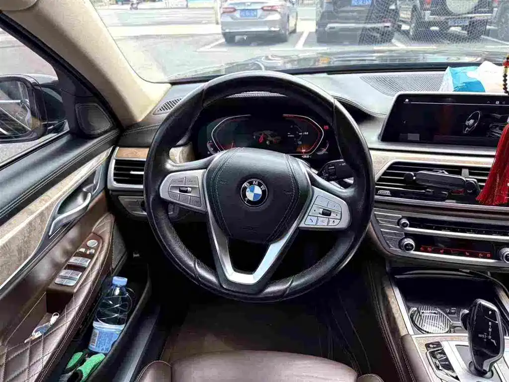 BMW 7 Series — миниатюра 9