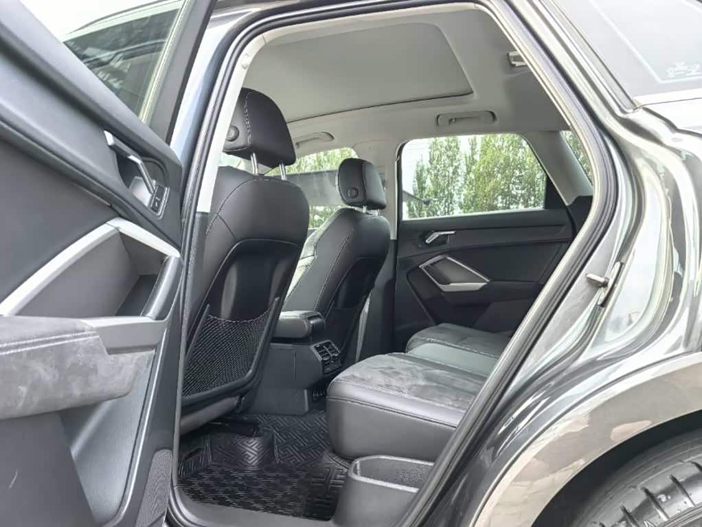 Audi Q3 1.4 л 2023 г. Серебристо-серый, пробег 26000 км