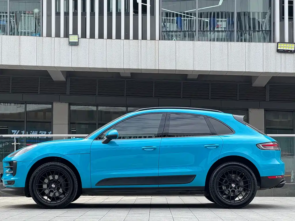 PORSCHE MACAN