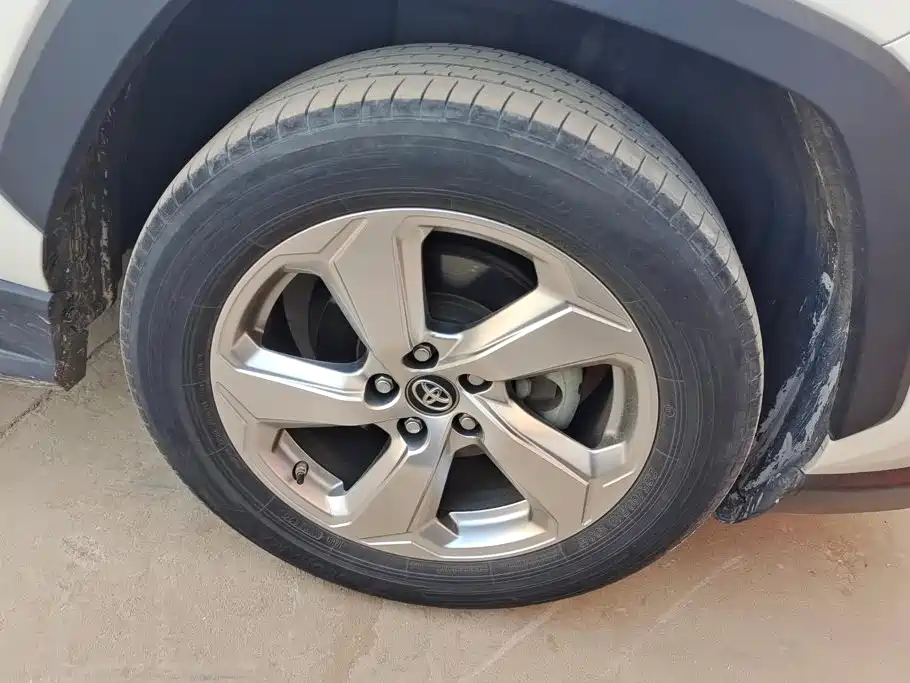 Toyota RAV4 — миниатюра 6