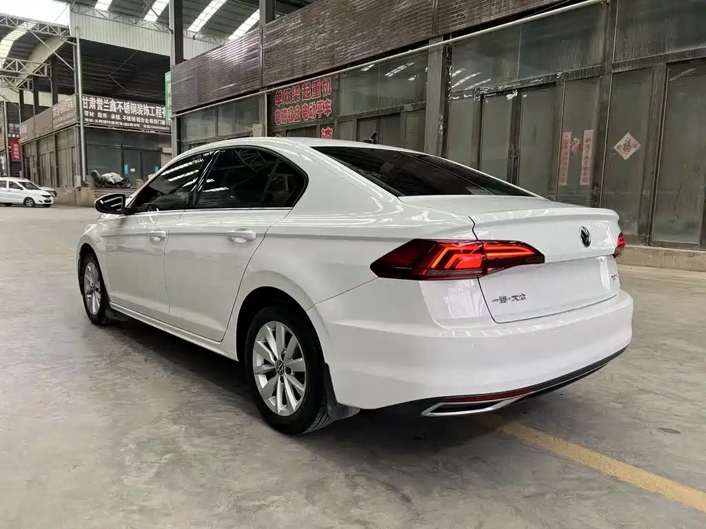 VOLKSWAGEN BORA