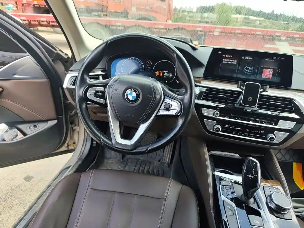 BMW 5 Series — миниатюра 6