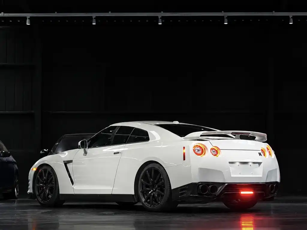 Nissan GT-R — миниатюра 3