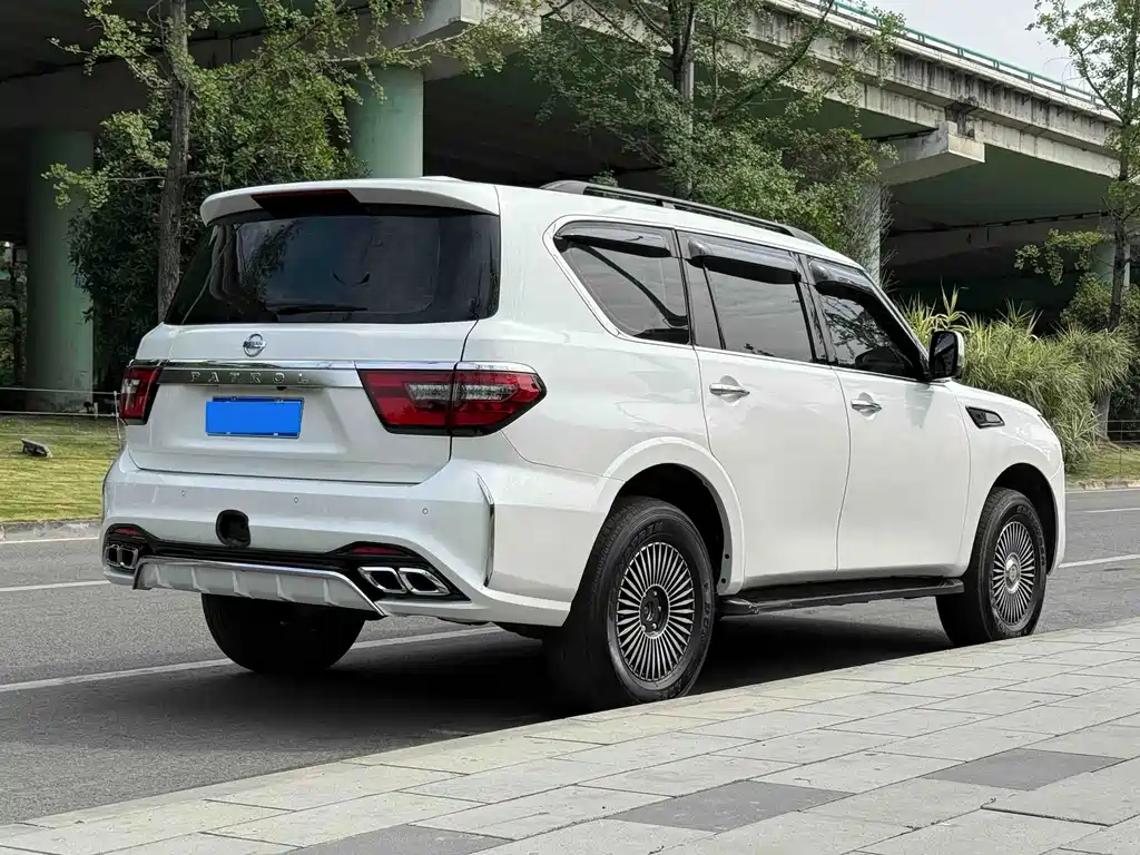 Nissan Patrol — миниатюра 12