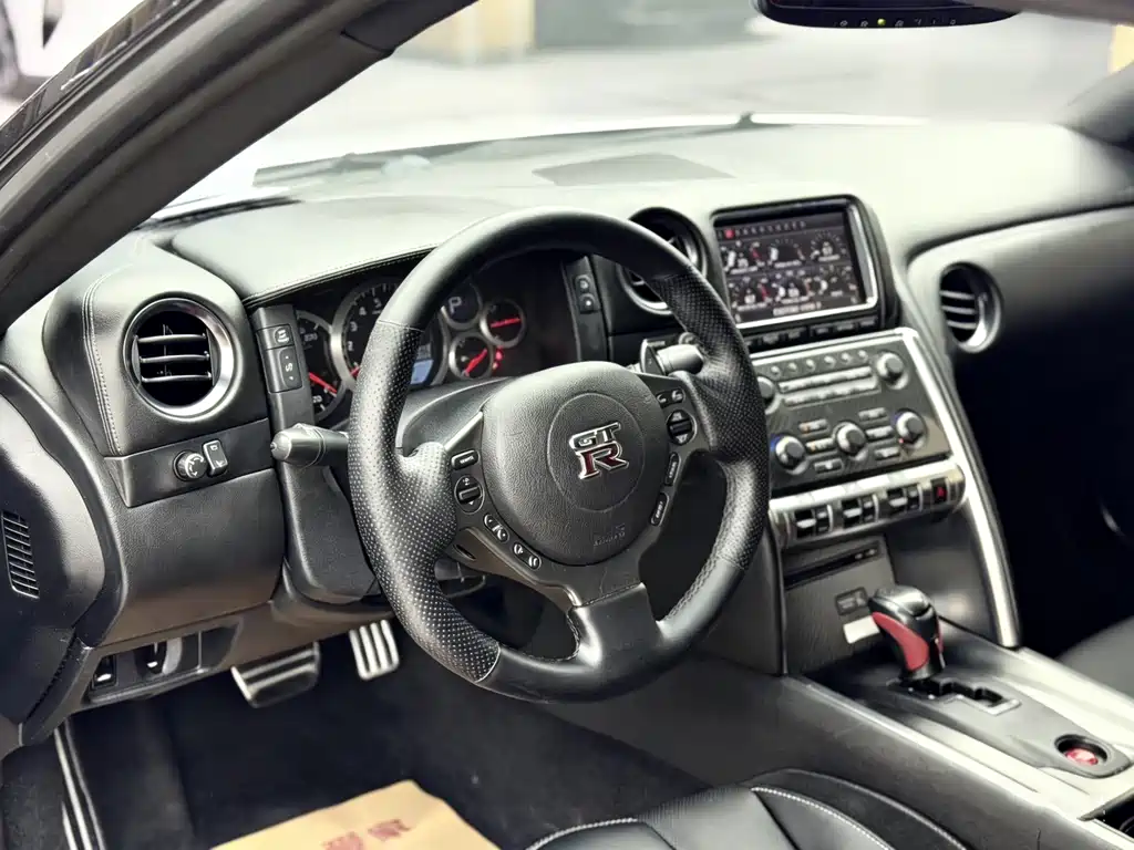 Nissan GT-R — миниатюра 14