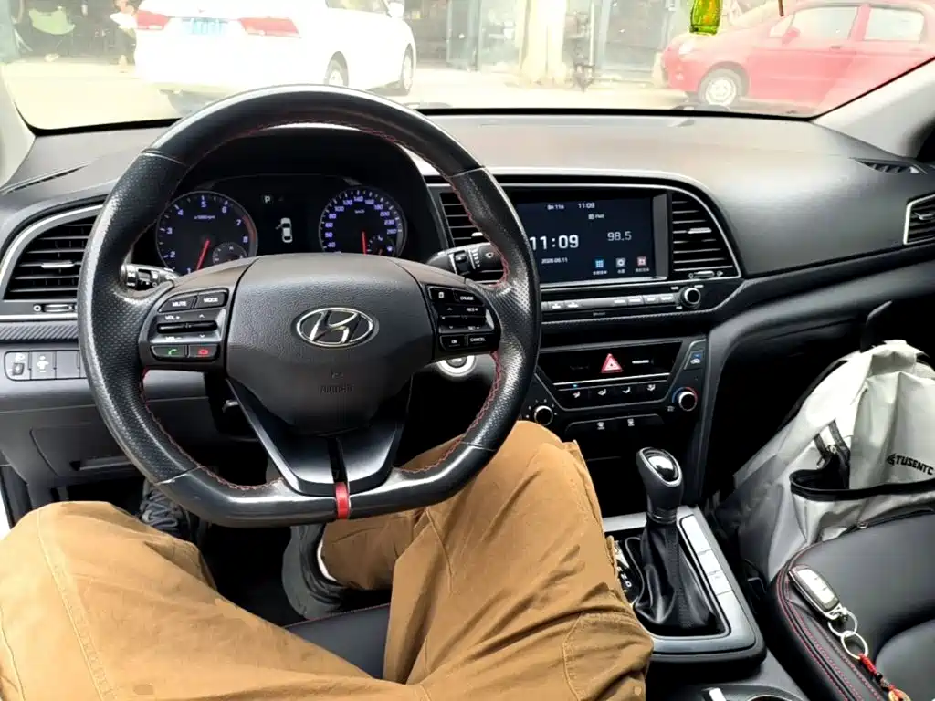 Hyundai Elantra — миниатюра 10