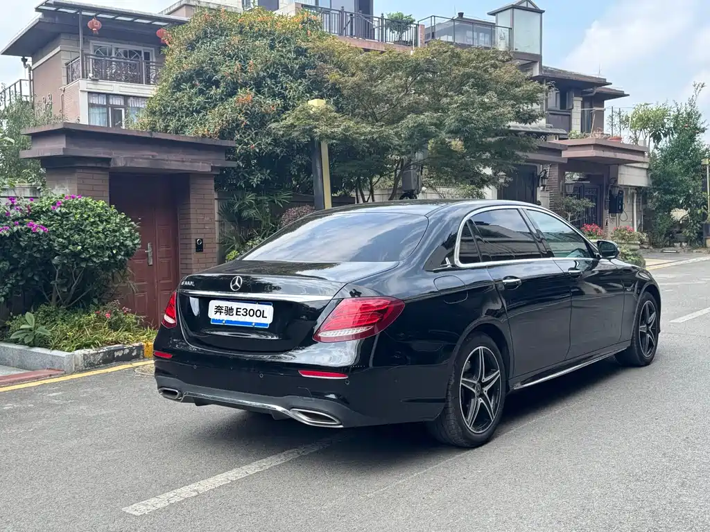 Mercedes-Benz E-Class — миниатюра 9