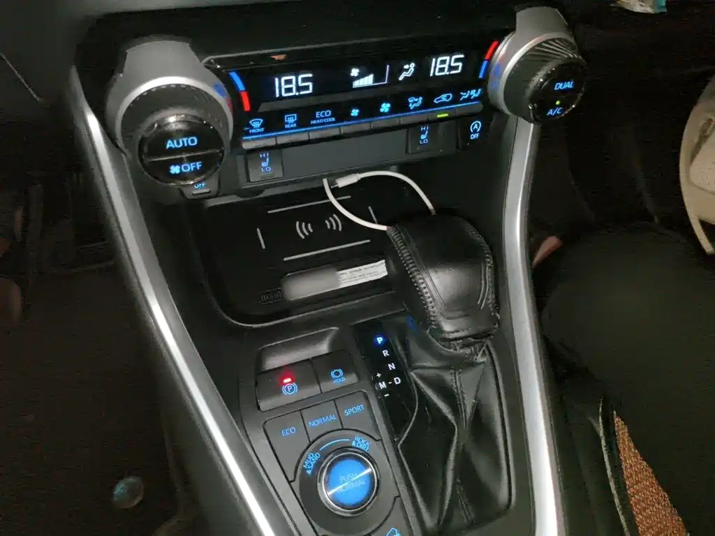 Toyota RAV4 — миниатюра 7