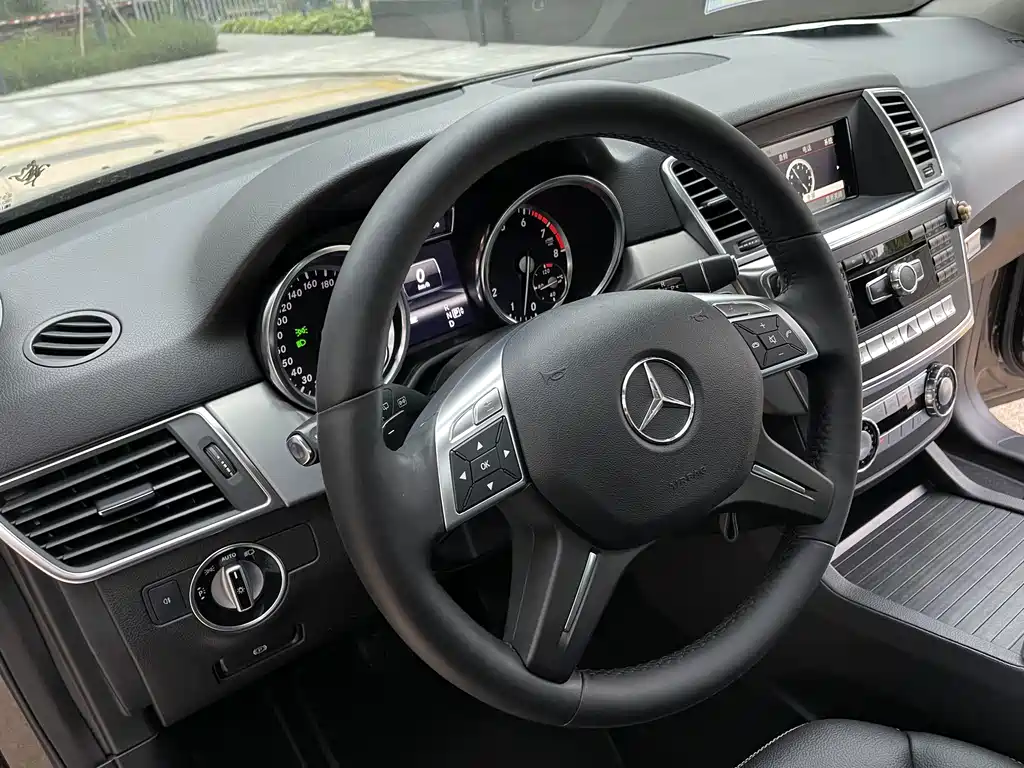 Mercedes-Benz M-Class — миниатюра 10