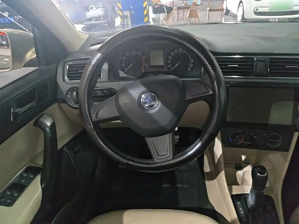 Skoda Rapid — миниатюра 11