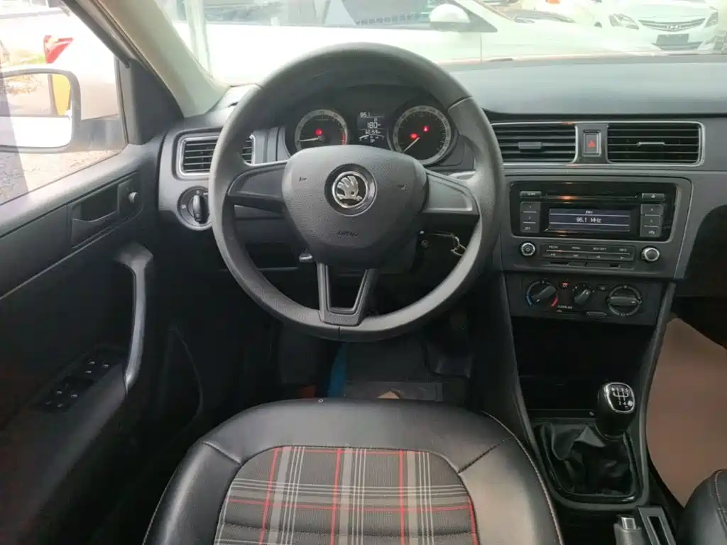 Skoda Rapid Spaceback — миниатюра 11