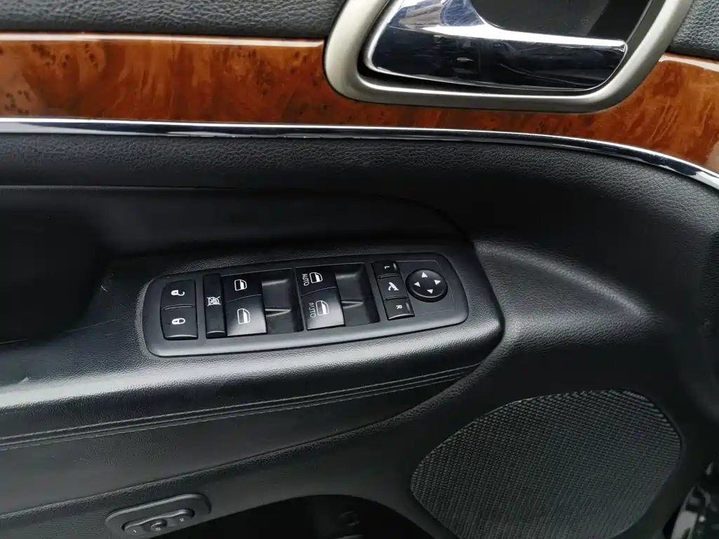 Jeep Grand Cherokee (Import) — миниатюра 9