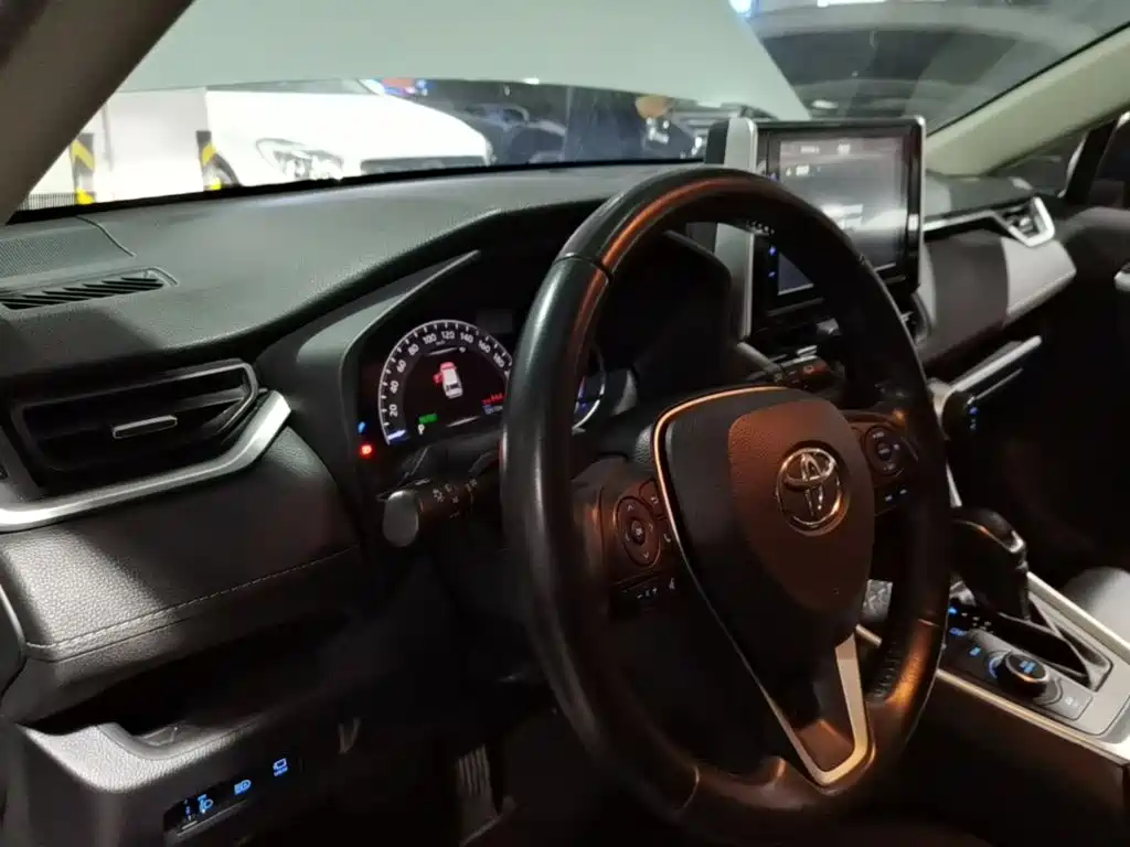 Toyota RAV4 — миниатюра 10