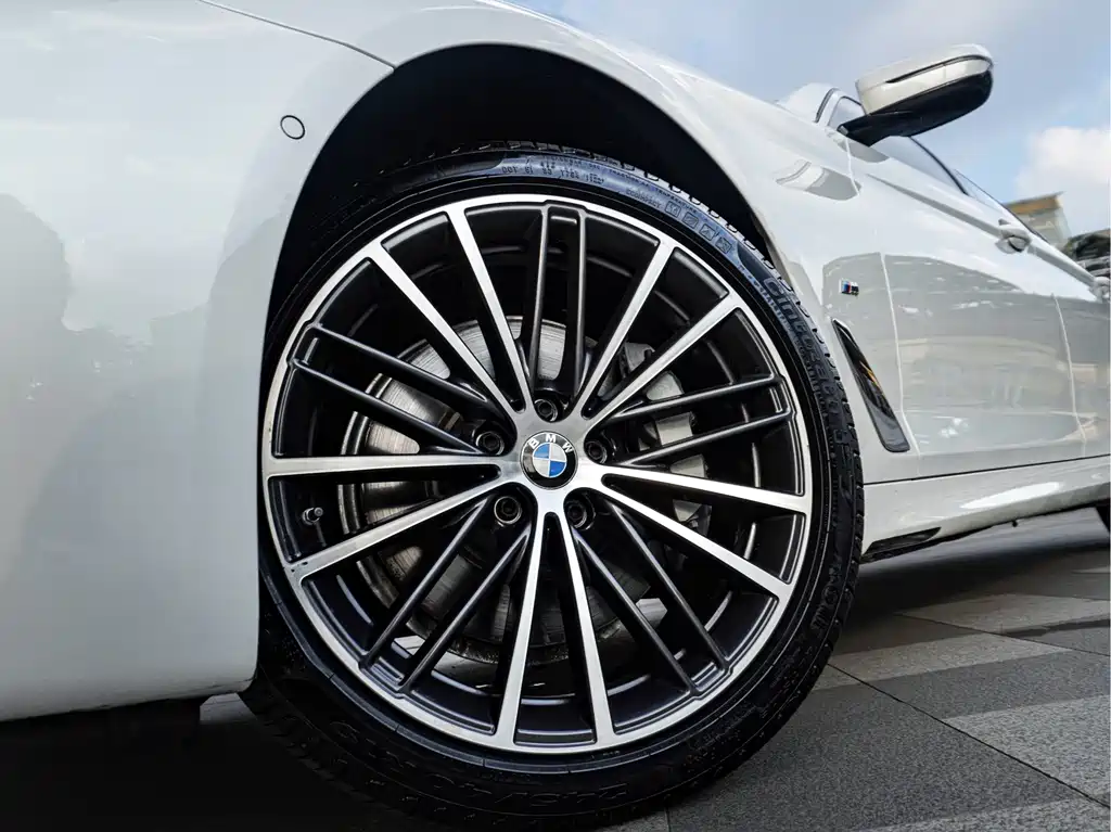BMW 5 Series — миниатюра 6