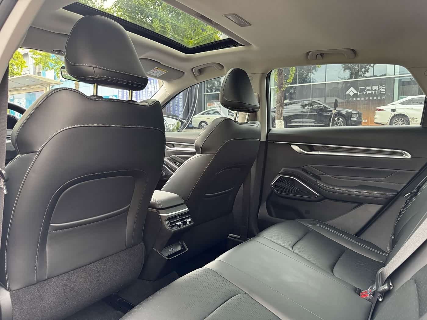 Geely Emgrand 1.5 л 2023 г. Серебристо-серый, пробег 50000 км