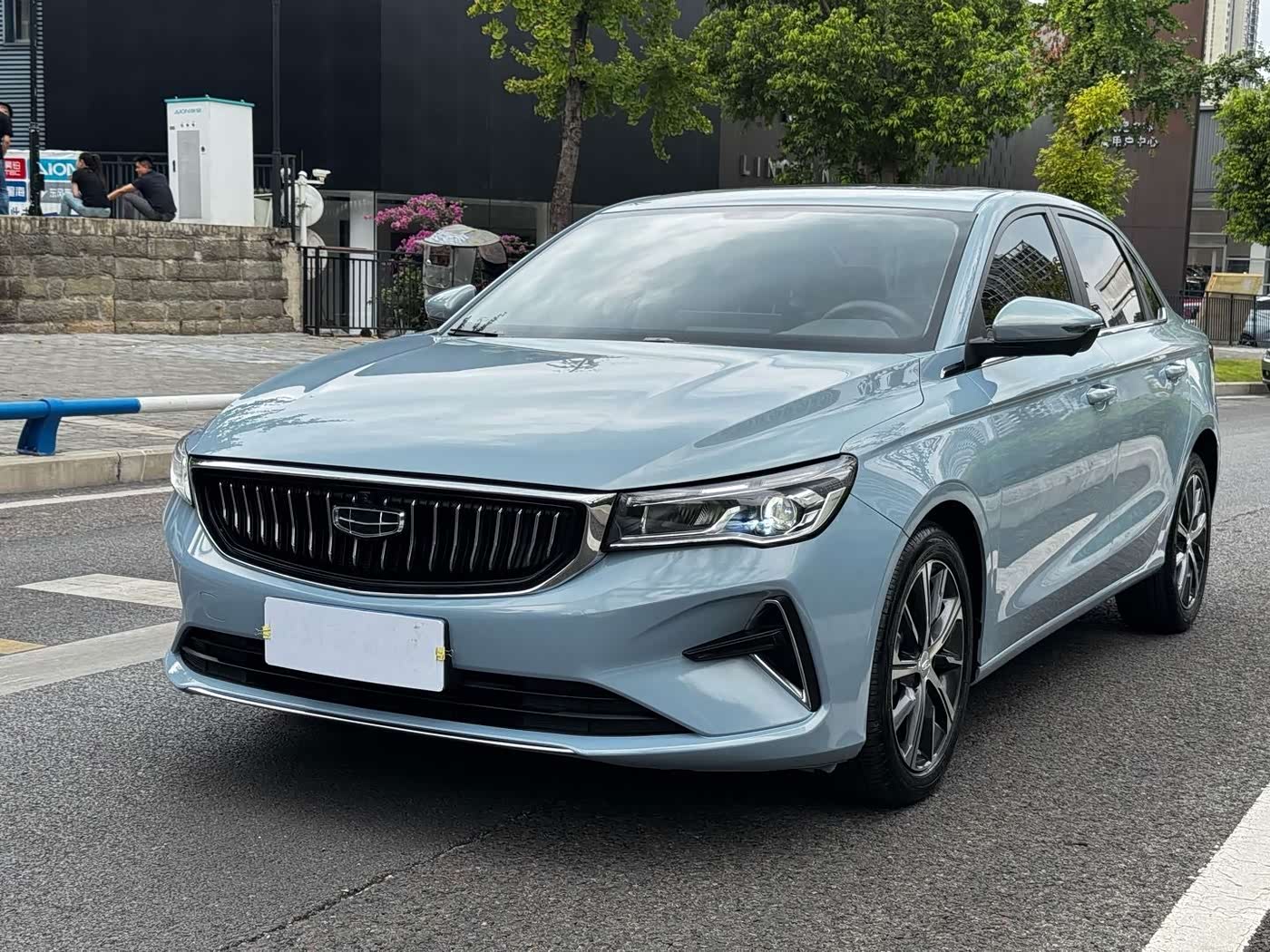 Geely Emgrand 1.5 л 2023 г. Серебристо-серый, пробег 50000 км