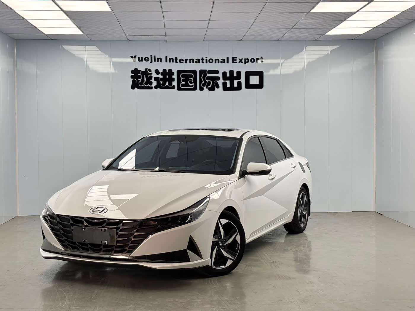 Hyundai Elantra 1.5 л 2023 г. Белый, пробег 20000 км