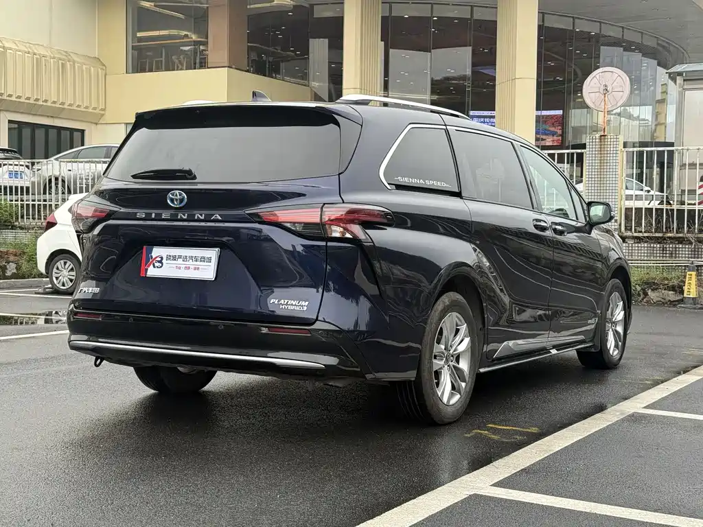 Toyota Sienna — миниатюра 8
