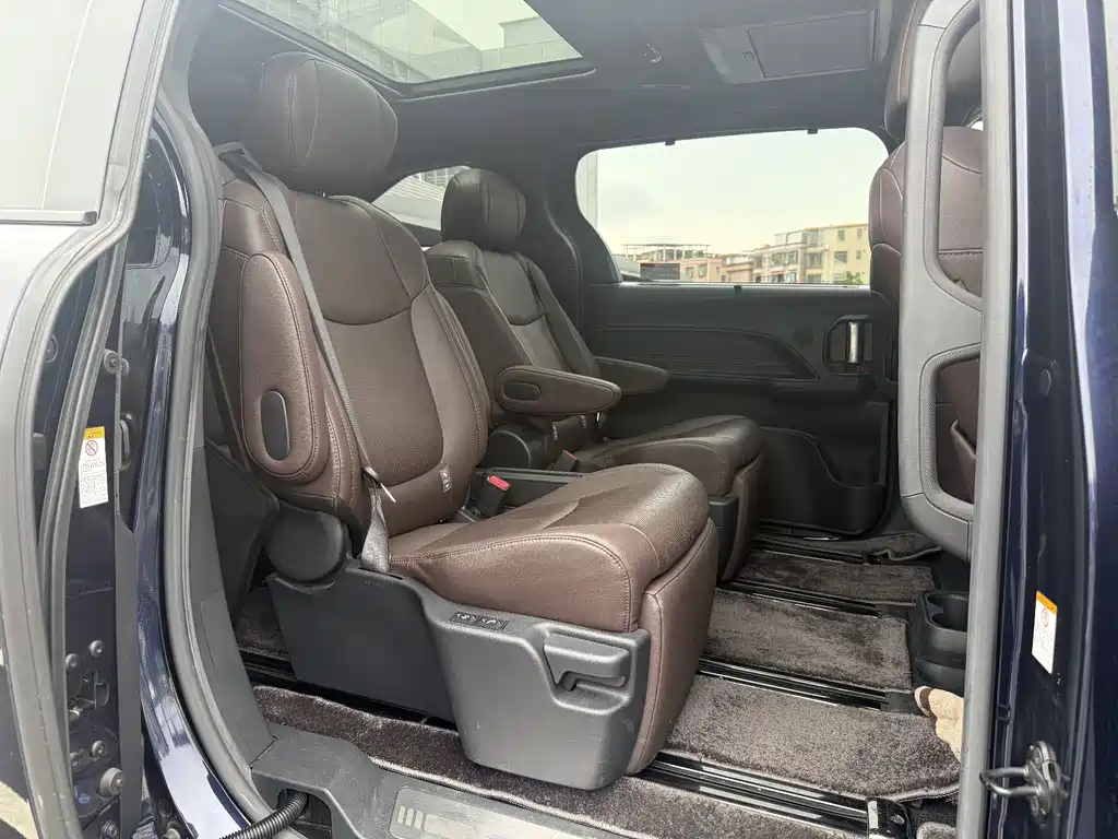 Toyota Sienna — миниатюра 11