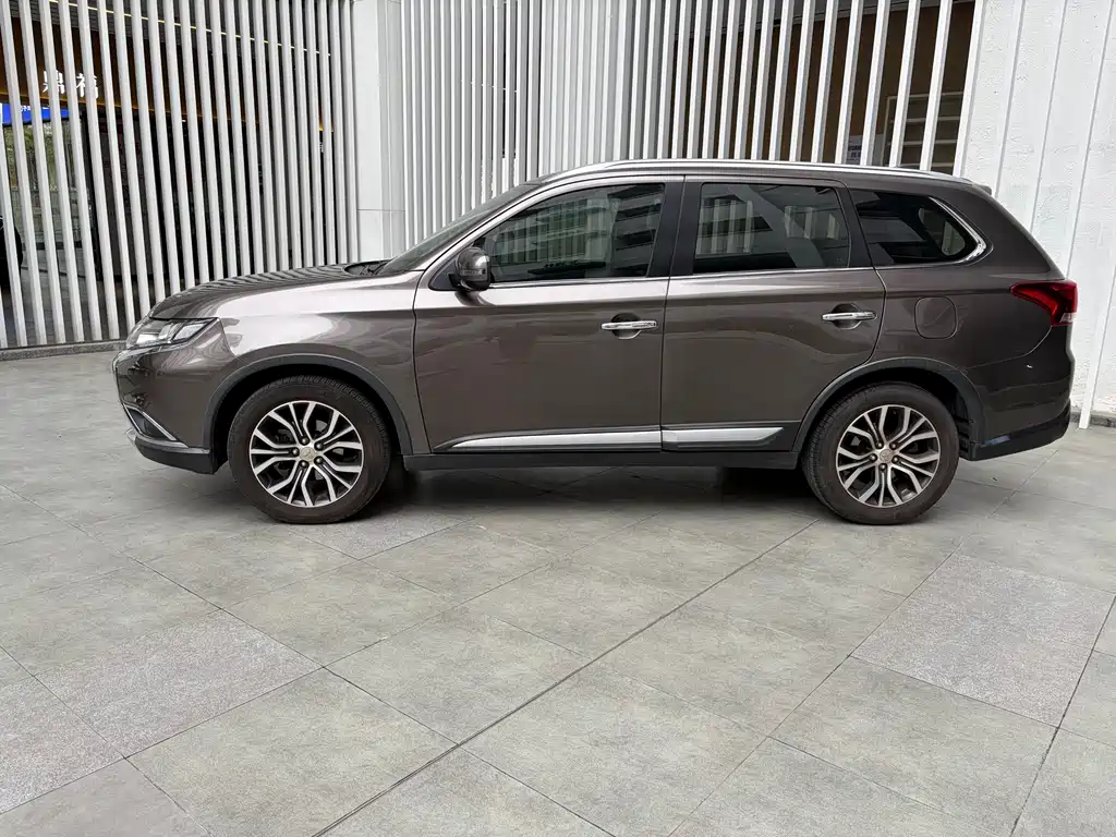 MITSUBISHI OUTLANDER