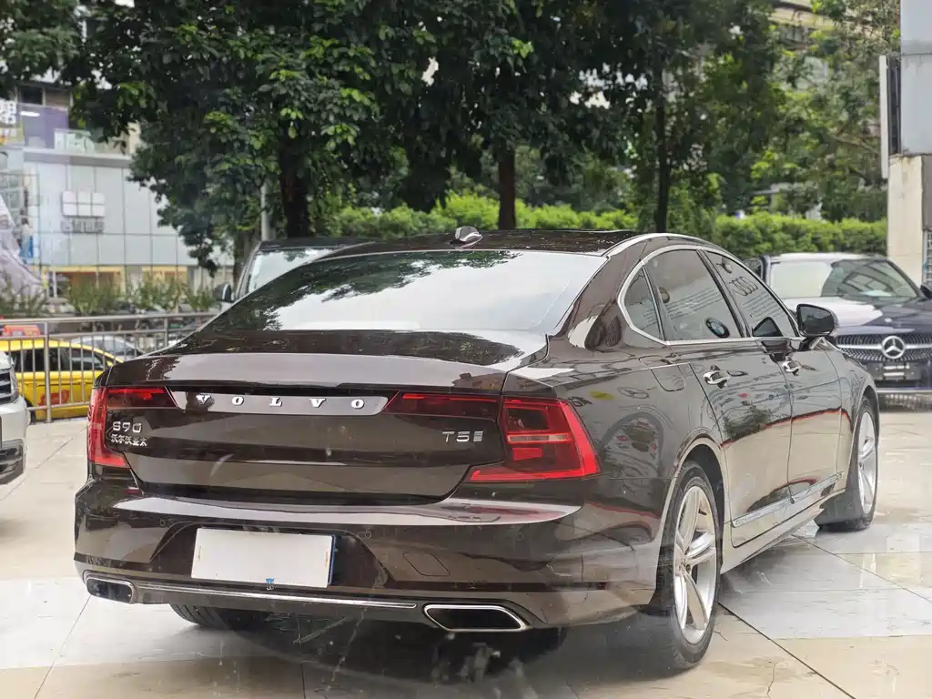 VOLVO S90