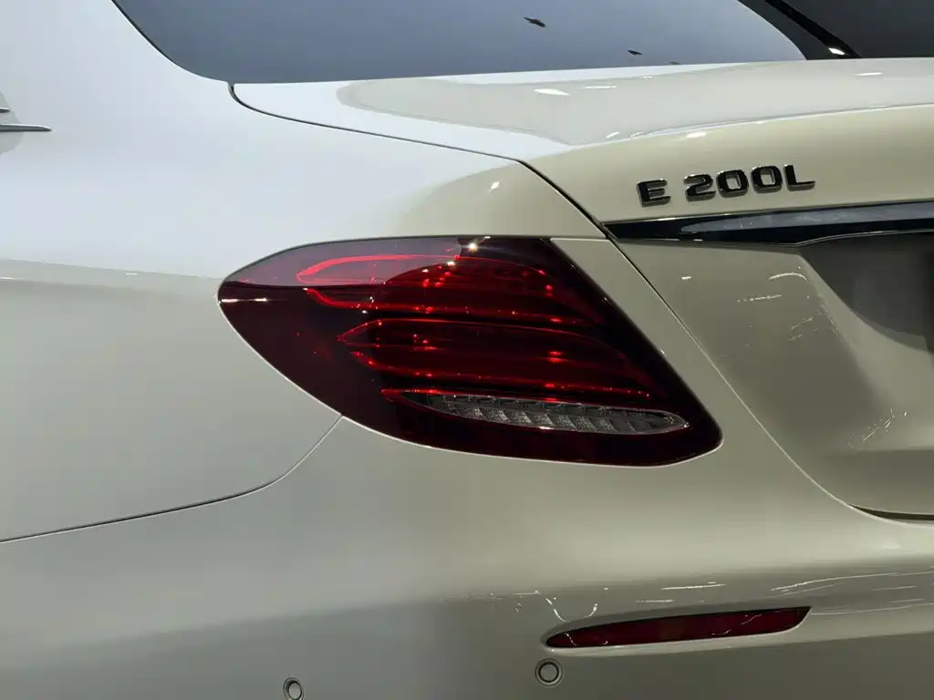 Mercedes-Benz E-Class — миниатюра 6
